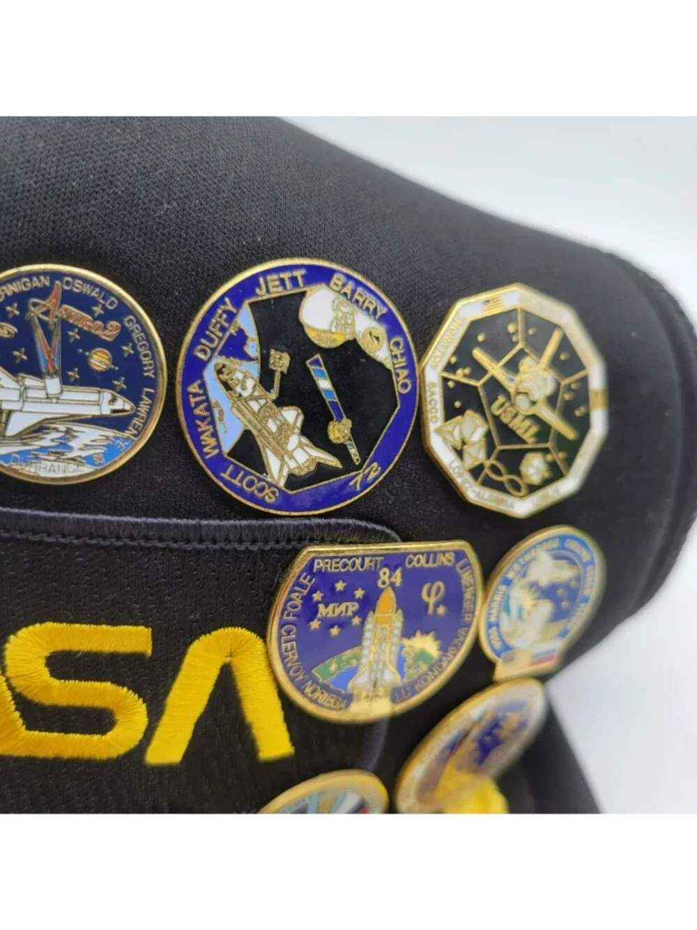 18 NASA Space Mission Pins & Black Mesh Snapback Trucker's Hat San Sun Gold Leaf